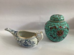 Miscelânea - Porcelana - Potiche de porcelana oriental, e molheira de porcelana inglesa. Sem marca de manufactura. 02 Peças.
