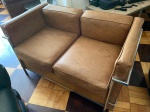 Excepcional sofá Le Corbusier - Em couro natural, estrutura de metal cromado. Med. 120cm de largura, 70cm de profundidade. Excelente estado de conservação.