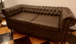 Excepcional sofá de couro Chesterfield, original início do séc. XX.  Excelente estado de conservação. Med. 85x185cm e 78cm altura maior.