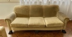 Belo sofá no estilo eclético, em madeira nobre, pés de bicho. Med. 220cm de largura. Estofado precisa de limpeza / lavagem a seco ou trocar.