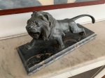 Belíssima escultura em Petit Bronze, representando leão. sob. base de granito negro. Med. 35cm de largura. 20cm de altura. Início do séc. XX. Sem assinatura aparente.