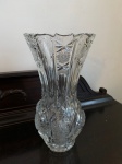 Belíssimo vaso de cristal tcheco, com rica lapidação de sulcos e navetes. Med. 40cm de altura. Discretos bicados.