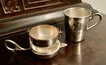 Prata 90 - Coador de chá e caneca de coleção, em prata 90, cerca de 1950.