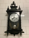Antigo relógio RHYTHM, modelo capelinha, de madeira nobre, funconando. Med. 65cm de altura, 35cm de largura.