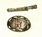 Prata - Dois broches, sendo um peruano com detalhe em ouro baixo,  o outro simulando miniatura de faca gaucha.