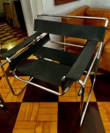 Marcel Breuer - Cadeira Wassily - Estrutura em metal cromado e couro na cor Preto. Em bom estado de conservação. Discretas marcas do tempo. Retirada em Copacabana - RJ.