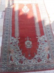 Belíssimo tapete persa, de oração, Paquistã. Med. 155x95cm. Precisa de lavagem.