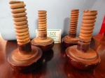 Lote com 04 grandes parafusos confeccionados  em madeira.  alt 12 cm.