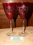 Lote com duas taças de pé alto decoradas. med: 24 cm alt.