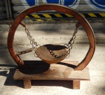 Grande floreira  no formato circular em madeira Med.: 80 x 72 x30 cm