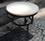 Mesa auxiliar com tampo de pedra e tampo de pera mármore. med:43 cm alt x 45 diâmetro.