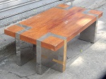 Mesa baixa de  centro  com  detalhes em placas metalicas. (faltas) med. 35 x1,10 x60 cm