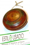 Brinquedo iô-iô em madeira.