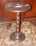 Mesa auxiliar em madeira torneada.