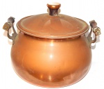 Panela  em metal com pegas em madeira.