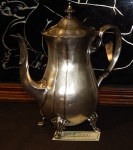 Antigo bule em metal decorado. (desgastes)