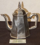 Bule em metal espessurado a prata.