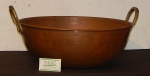 Grande de tacho  de cobre com alças de ferro.
