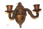 Arandela para duas lâmpadas de bronze decorada. (desgastes) med.;28 x34 cm