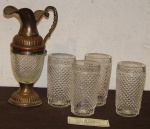 Lote com jarra (med. 23 x15  cm) e copos (12 x7 cm) decoração bico de jaca . (desgastes)