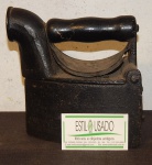 Ferro de engomar.