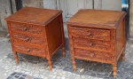 Par de mesinhas auxiliares com 03 gavetas. med:55 cm alt x 50 cm larg x 38 cm prof.