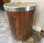 Lixeira  circular.med:29 cm alt x 23 cm de diâmetro.