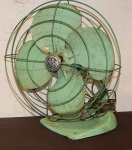 Ventilador GE de ferro. (sem funcionamento)med: 40 cm alt x  20 cm larg base x 20 prof.