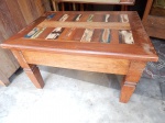 Mesa de centro em madeira. (desgastes)