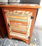 Móvel auxiliar em madeira com prateleira.