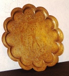 Bela bandeja em bronze  com cena cinzelada. diam  35 cm