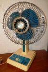 Ventilador Arno. med: 60 cm alt x 23 cm (base) x 30 cm prof (base).