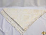 Toalha de mesa Brocada. Tecido em ótimo estado de conservação. Medindo 260 X 130 CM.