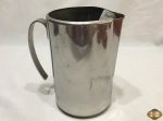 Jarra de água sucos com coador em aço inox. Medindo 29cm de altura.