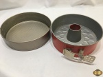 Lote de 2 forma de bolo, torta, pudim revestida de teflon anti aderente. Medindo o vermelho 24,5cm de diâmetro x 8,5cm de altura.