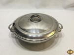 Pequena sopeira redonda em aço inox Tramontina. Medindo 21cm de diâmetro x 7cm de altura.