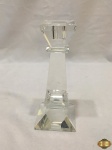 Castiçal solitário em cristal na forma de coluna grega. Medindo 18,5cm de altura.