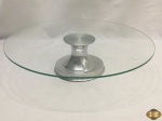 Prato de bolo frios em vidro com pé em alumínio. Medindo 36cm de diâmetro x 10cm de altura.