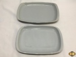 2 travessas retangulares em porcelana cinza azulado. Medindo 31,5cm x 22cm e 28,5cm x 19,5cm