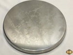 Prato para bolo em aço inox cinzelado com 3 pés. Medindo 32cm de diâmetro x 2,5cm de altura.