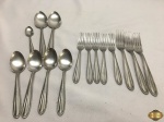 Parte de faqueiro com 16 peças em aço inox Zivi. Composto de 3 garfos de mesa, 2 colheres de sopa, 5 garfos de sobremesa, 5 colheres de sobremesa e 1 colher de chá.