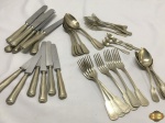 Faqueiro para 6 pessoas em alpacca modelo Christofle, composto de 6 garfos de mesa, 6 facas de mesa, 6 colheres de sopa, 6 garfos de sobremesa, 6 facas de sobremesa, 5 colheres de sobremesa e 5 colheres de café. Faltam uma colher de sobremesa e uma colher de café.