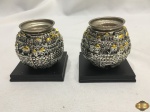 Par de castiçal judaico em metal trabalhado com relevos. Medindo 7cm de altura.