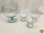 Lote composto de bomboniere com 3 bowls com pé em vidro incolor. Medindo a bomboniere 22cm de altura x 19cm de diâmetro