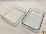Lote composto de 2 pirex, sendo uma quadrada funda e retangular funda. Medindo a retangular 30cm x 17,5cm x 5cm de altura.