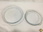 Lote composto de 2 pirex redondo. Medindo o maior 30cm de diâmetro x 4cm de altura.