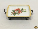 Petisqueira retangular em porcelana com suporte em metal dourado. Medindo 16cm x 11cm