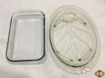 Lote composto de 2 pirex, sendo um oval raso e um retangular fundo. Medindo a oval 37,5cm x 25,5cm.