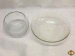 Lote composto de pirex redondo fundo e aquário em vidro incolor. Medindo o pirex 28,5cm de diâmetro x 8cm de altura.