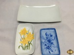 Lote de 3 petisqueiras em porcelana, medindo a maior em porcelana branca 29cm x 16cm.